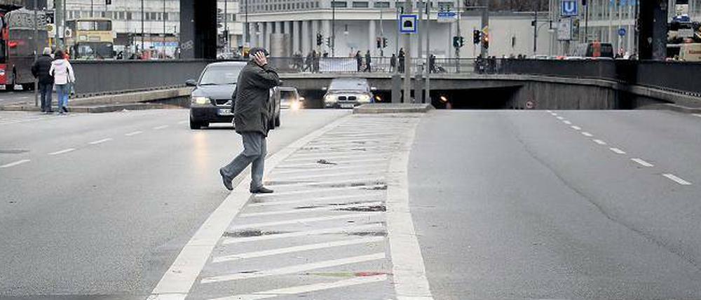 Ungeschützter Verkehr. An der Grunerstraße kommt es mangels Ampel oft zu haarsträubenden Situationen, wenn Fußgänger die Fahrbahn queren
