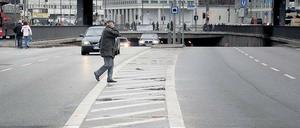 Ungeschützter Verkehr. An der Grunerstraße kommt es mangels Ampel oft zu haarsträubenden Situationen, wenn Fußgänger die Fahrbahn queren 