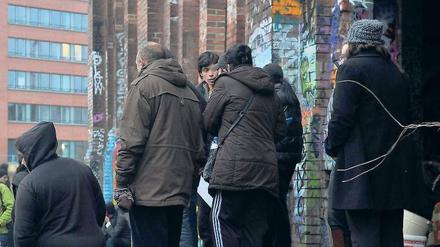 Raus aus der Ruine. In der alten Eisfabrik hatten die Bulgaren bis zur Räumung kurz vor Weihnachten gelebt. Seit einer Woche sind sie auf Bezirkskosten im Hostel, dort müssen sie am Montag ausziehen. 