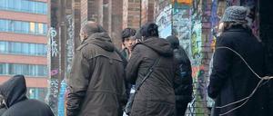Raus aus der Ruine. In der alten Eisfabrik hatten die Bulgaren bis zur Räumung kurz vor Weihnachten gelebt. Seit einer Woche sind sie auf Bezirkskosten im Hostel, dort müssen sie am Montag ausziehen. 