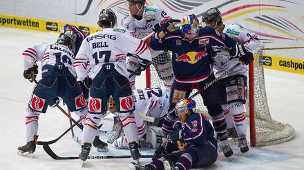 Tumultartige Szenen vor dem Eisbären-Tor. Im ersten Drittel beim EHC München war das noch die Regel.