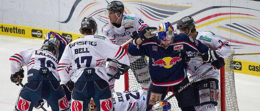 Tumultartige Szenen vor dem Eisbären-Tor. Im ersten Drittel beim EHC München war das noch die Regel.