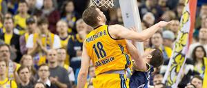 Platz da! Albas Jonas Wohlfarth-Bottermann räumt den Oldenburger Chris Kramer problemlos zur Seite. Alba hatte mit dem deutschen Vizemeister keine Schwierigkeiten. 