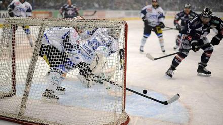 Hoffnungstreffer: Matthew Foy trifft zum 1:1-Ausgleich für die Eisbären.