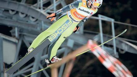 Der Kalif fliegt. Kamil Stoch geht als Weltcup-Führender in die Vierschanzentournee, hier siegt er in Engelberg. Längst nennt ihn kein Stadionsprecher mehr „Kalif Storch“. 