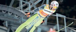 Der Kalif fliegt. Kamil Stoch geht als Weltcup-Führender in die Vierschanzentournee, hier siegt er in Engelberg. Längst nennt ihn kein Stadionsprecher mehr „Kalif Storch“. 