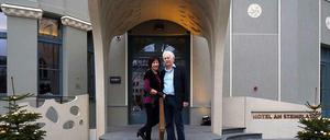 Neuer Luxus in altem Haus. Monika Quindt-Zibell und Axel Zibell gefiel das im Dezember eröffnete Hotel am Steinplatz.