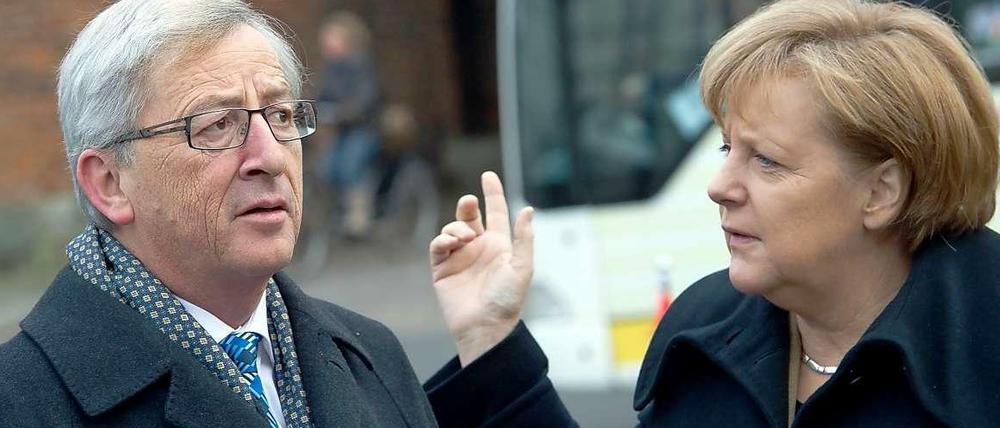 Luxemburgs Ex-Regierungschef Juncker hat sich per Telefon des Rückhalts von Kanzlerin Merkel versichert. Das Archivfoto stammt von 2012.