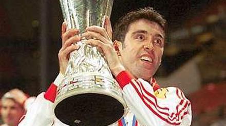 2000 gewann Hakan Sükür mit Galatasaray Istanbul den Uefa-Cup in Kopenhagen gegen den FC Arsenal nach Elfmeterschießen.