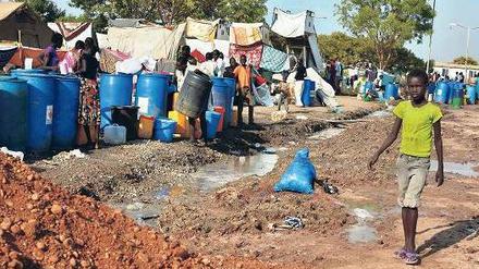 Einer von etwa 62 000. Ein Junge im Hauptquartier der UN-Blauhelmtruppe Unmiss in Juba. Zehntausende haben sich zu den Friedenstruppen gerettet. Foto: AFP
