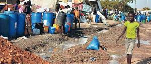 Einer von etwa 62 000. Ein Junge im Hauptquartier der UN-Blauhelmtruppe Unmiss in Juba. Zehntausende haben sich zu den Friedenstruppen gerettet. Foto: AFP