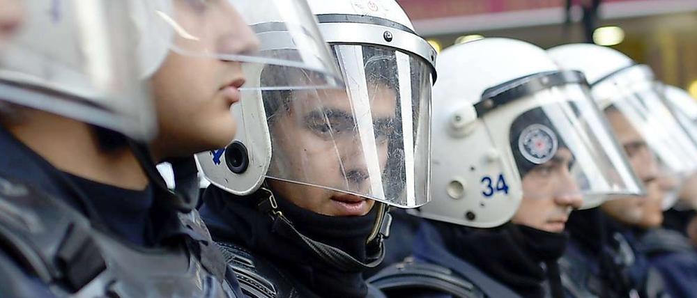 600 Polizisten wurden versetzt.