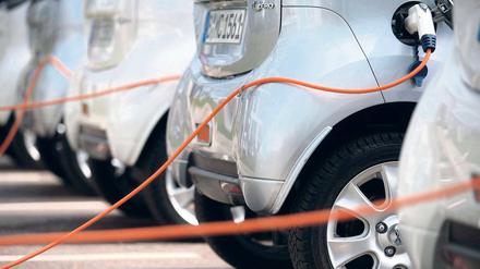 Nach Informationen aus der Mineralölbranche und aus Regierungskreisen verlangt das Kanzleramt, dass bis Ende 2027 an jeder Tankstelle mindestens ein Schnellladepunkt aufgebaut wird. 