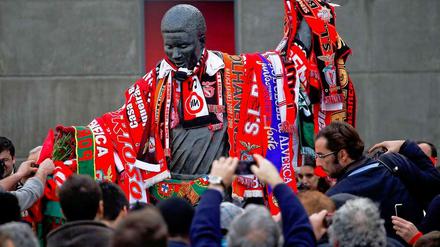 Der "Schwarze Panther" ist tot: Eusébios Statue vor dem Stadion von Benfica Lissabon - umringt von Fans und behangen mit Fan-Andenken.