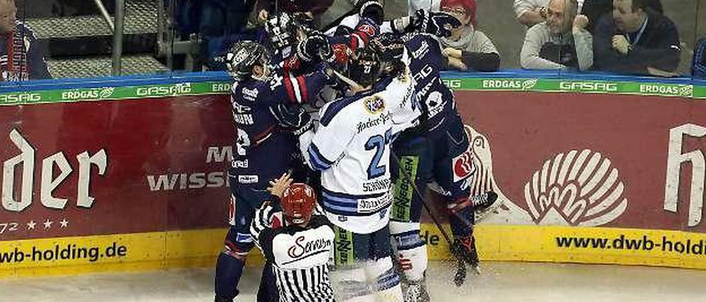 Bären und Tiger bei der Rudelbildung. Zwischen den Eisbären Berlin und den Straubing Tigers ging es hoch her.