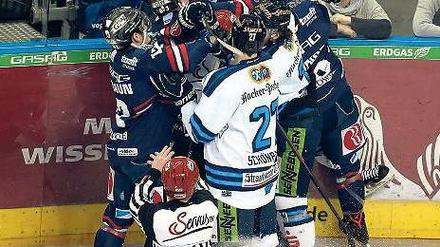 Topspielzuschläge. Für ihr Geld sahen die Fans wenig Eishockey, aber viel Kampf. Foto: Imago