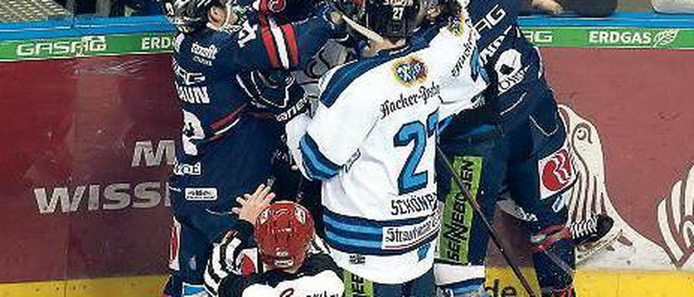 Topspielzuschläge. Für ihr Geld sahen die Fans wenig Eishockey, aber viel Kampf. Foto: Imago