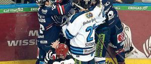 Topspielzuschläge. Für ihr Geld sahen die Fans wenig Eishockey, aber viel Kampf. Foto: Imago