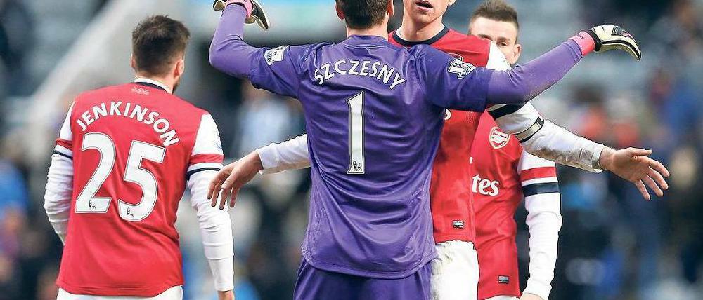 Geschafft. Per Mertesacker (r.) bejubelt den 1:0-Sieg mit Arsenal in Newcastle. Foto: AFP