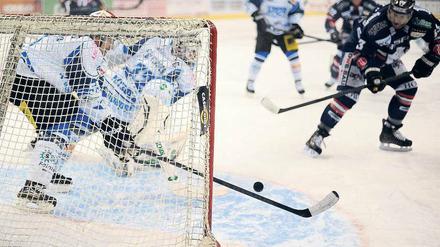 Selten erfolgreich. Matt Foy trifft hier zum zwischenzeitlichen 1:1. Am Ende verlieren die Eisbären 3:4 im Penaltyschießen. Foto: Imago