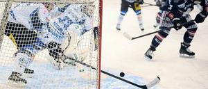 Selten erfolgreich. Matt Foy trifft hier zum zwischenzeitlichen 1:1. Am Ende verlieren die Eisbären 3:4 im Penaltyschießen. Foto: Imago