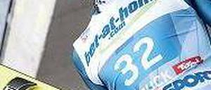 Abwärts. Richard Freitag und die deutschen Springer schauen nach unten. Foto: dpa