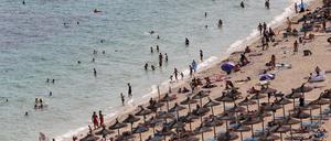 Tourists sunbathe and swim at the beach of Magaluf on the island of Mallorca, Spain, August 19, 2017. Picture taken August 19, 2017. REUTERS/Enrique Calvo