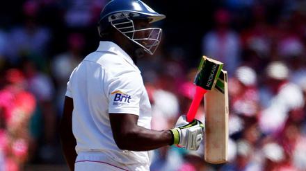 In der Hitze gebrochen. Englands Schlagmann Michael Carberry blickt verwirrt auf seinem zerbrochenen Schläger.