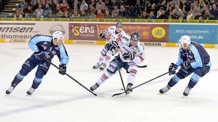 Laurin Braun (Bildmitte) und die Eisbären stehen in der DEL deutlich hinter den Hamburg Freezers.
