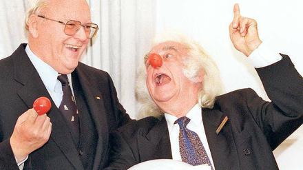 Spaß im Schloss. Kinderclown Richard Meininger alias „Ball Ricco“ trieb 1999 mit Roman Herzog (li.) im Schloss Bellevue Schabernack.