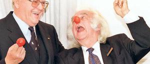 Spaß im Schloss. Kinderclown Richard Meininger alias „Ball Ricco“ trieb 1999 mit Roman Herzog (li.) im Schloss Bellevue Schabernack.
