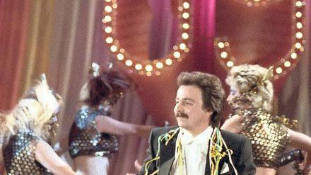 Die letzte Party der DDR. Der Moderator Jürgen Karney und das ostdeutsche Fernsehballett tanzten am 31. Dezember 1988 noch einmal ungerührt ins neue Jahr. Foto: p-a/ ZB