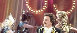 Die letzte Party der DDR. Der Moderator Jürgen Karney und das ostdeutsche Fernsehballett tanzten am 31. Dezember 1988 noch einmal ungerührt ins neue Jahr. Foto: p-a/ ZB