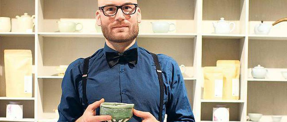 Thomas Langnickel-Stiegler im "Paper & Tea" in der Bleibtreustraße 4 in Charlottenburg.