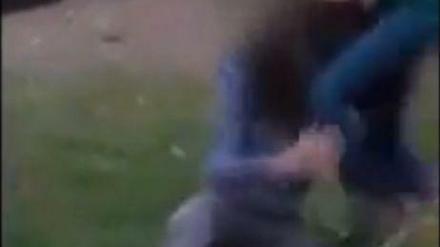 Das Video, auf dem zu sehen ist, wie eine 13-Jährige von zwei Mädchen brutal verprügelt wird, hat möglicherweise strafrechtliche Konsequenzen. 