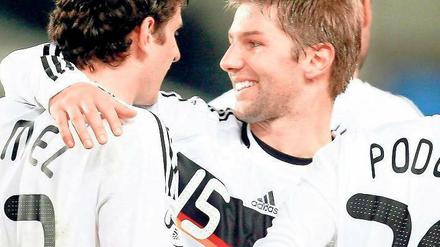 Schritt aus dem Schrank. Thomas Hitzlsperger (Mitte) hat in dieser Woche als erster ehemaliger Fußball-Nationalspieler seine Homosexualität öffentlich gemacht.