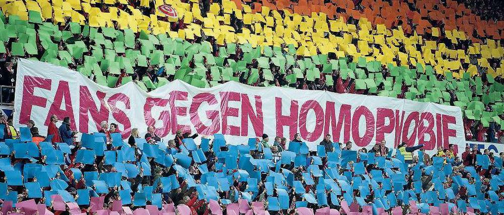 Farbe bekennen. Immer öfter protestieren Fußball-Fans (wie hier 2012 in Mainz) gegen Homophobie in deutschen Stadien.Foto: Imago