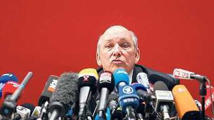 Hinter einem Berg von Mikrofonen erklärt Staatsanwalt Patrick Quincy seine Erkenntnisse. Die Justiz ermittelt grundsätzlich bei schweren Skiunfällen. Foto: Reuters