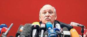 Hinter einem Berg von Mikrofonen erklärt Staatsanwalt Patrick Quincy seine Erkenntnisse. Die Justiz ermittelt grundsätzlich bei schweren Skiunfällen. Foto: Reuters