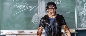 Liebling der Bildungsnation. Elyas M'Barek wird als Hilfslehrer Müller im Klassenzimmer der Goethe-Gesamtschule nicht gerade freundlich begrüßt..