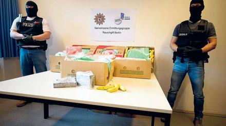 Krumme Dinger. 140 Kilo Kokain wurden bei Aldi in Bananenkisten entdeckt. Vermummt präsentierte es die Polizei.