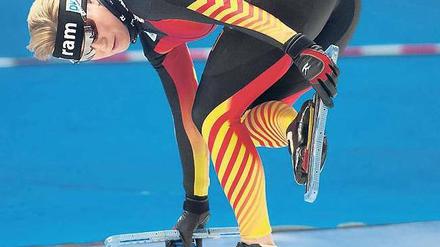 Was sieht sie da? Ob Claudia Pechstein beim Blick zurück in Hamar eher ihr erster Olympiasieg einfällt oder der Beginn ihres tiefen Karriereeinschnitts, als der internationale Verband sie nicht mehr laufen ließ? 