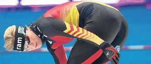 Was sieht sie da? Ob Claudia Pechstein beim Blick zurück in Hamar eher ihr erster Olympiasieg einfällt oder der Beginn ihres tiefen Karriereeinschnitts, als der internationale Verband sie nicht mehr laufen ließ? 