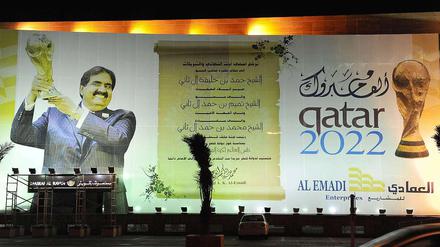 Wir haben die WM. Scheich Hamad bin Khalifa Al Thani freut sich auf einem Plakat.