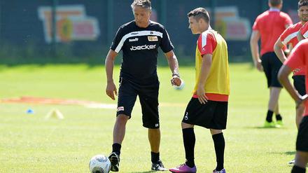 Christopher Quiring (r.) wird nicht verliehen und arbeitet weiter mit Trainer Uwe Neuhaus.