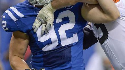 Alles Muskelmänner. Björn Werner (li.) hat in der NFL stärkere Gegner. 