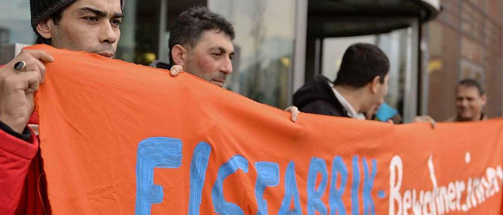Mit einem Transparent mit der Aufschrift "Eisfabrikbewohner_innen wollen Wohnungen und keine Räumung" demonstrierten die Bulgaren der geräumten Eisfabrik am Donnerstag vor der Bundeszentrale der Gewerkschaft Verdi.