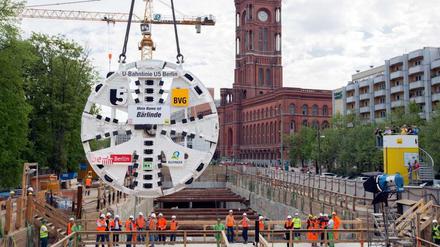 Am Haken. So sieht die Maschine aus, mit der der Tunnel für die U5 gebohrt wird. Das Gerät erhielt den Namen "Bärlinde".