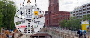 Am Haken. So sieht die Maschine aus, mit der der Tunnel für die U5 gebohrt wird. Das Gerät erhielt den Namen "Bärlinde".