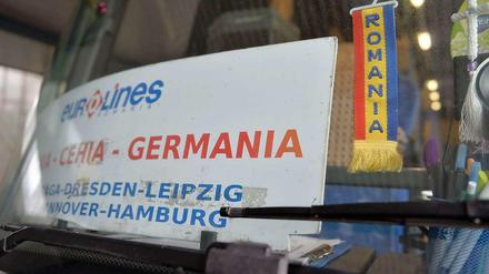 Ein Schild mit den Stationen eines aus Rumänien eingetroffenen Reisebusses.